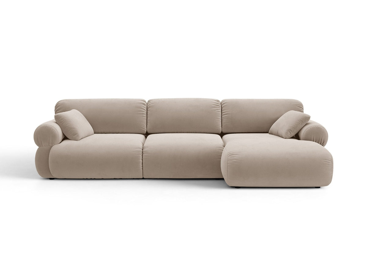 Beiges L-förmiges Ecksofa Ophelia von Micadoni mit Liberty-Stoffbezug, schwarzen Kunststoffbeinen und niedriger Rückenlehne, Ausrichtung rechts.
