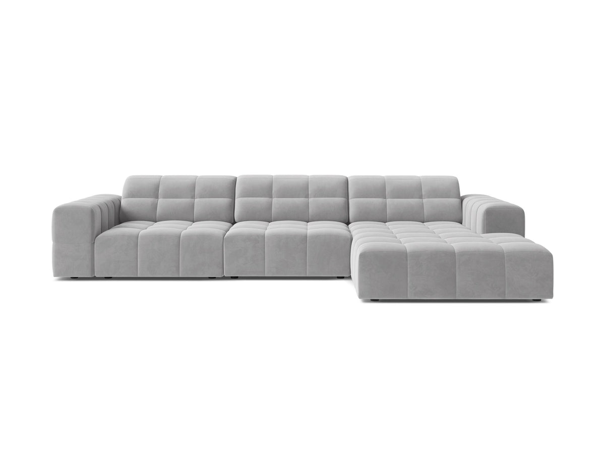 Ecksofa Jennifer von Micadoni in leichtem Beige, L-Form mit rechter Ausrichtung, Bluvel-Stoff und schwarzen Kunststoffbeinen.