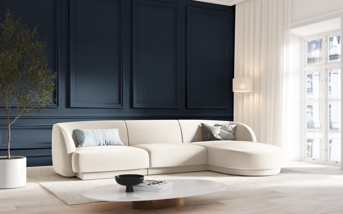 Miley Velour Ecksofa rechts 4 Sitzer in Light Beige-Bluvel präsentiert im Onlineshop von KAQTU Design AG. L-Sofa rechts ist von Micadoni
