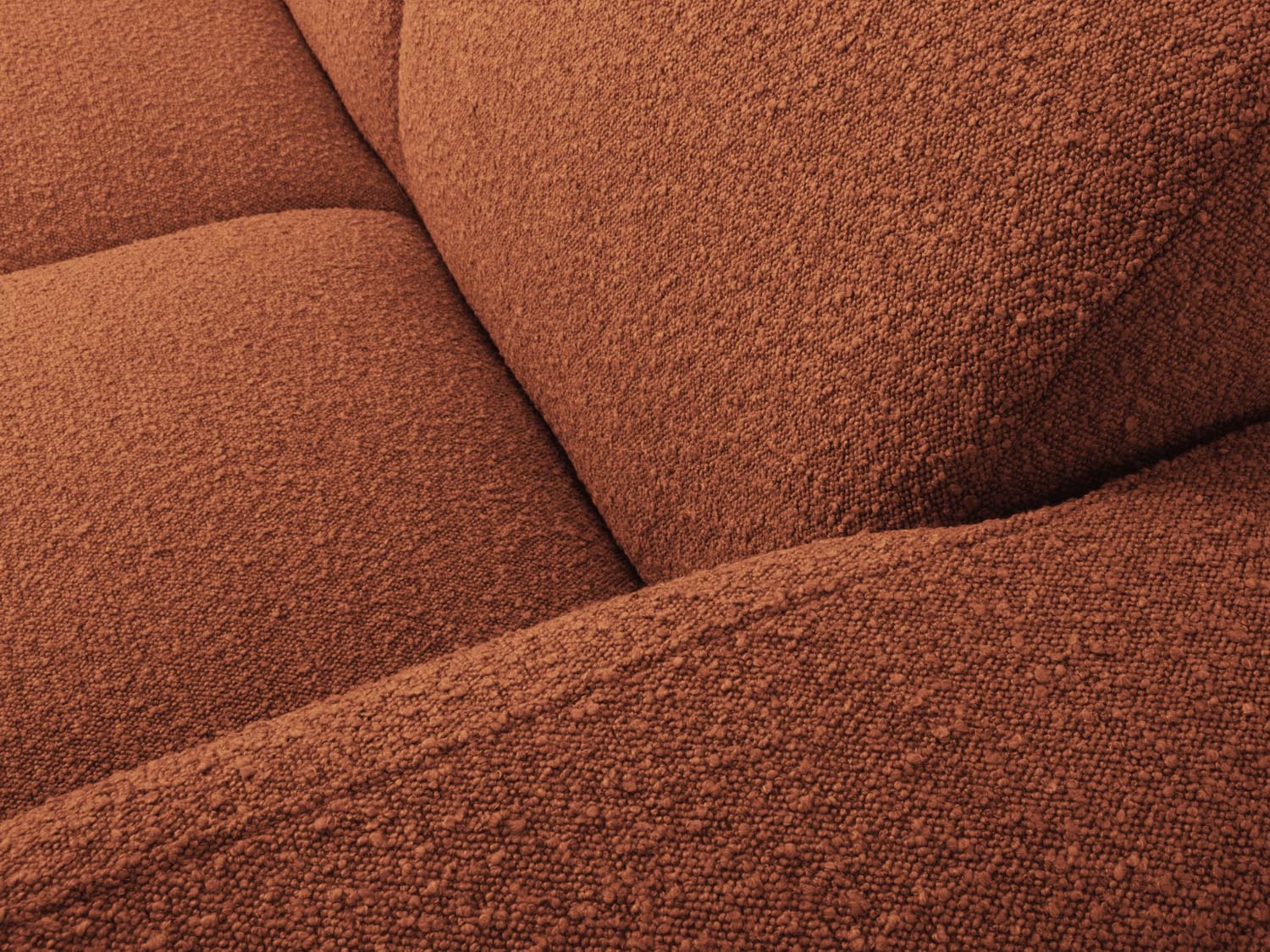 Elegantes Molino Boucle Ecksofa rechts in warmem Terracotta, ideal für stilvolle Wohnräume. Geräumiges 6-Sitzer Design von Micadoni.