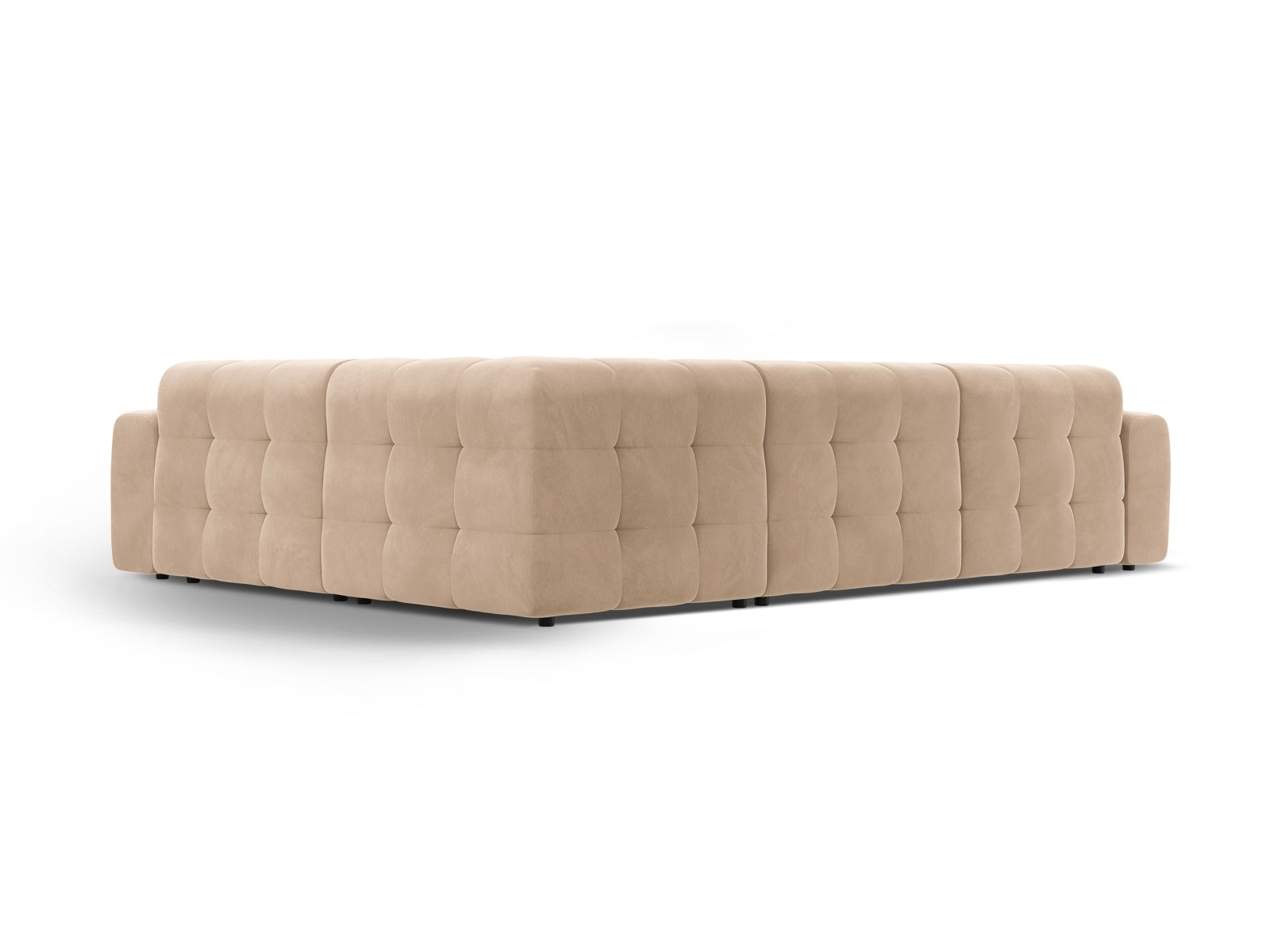 Elegantes Kendal Velour Ecksofa in warmem Almond Beige, ideal für stilvolle Wohnräume. Bietet komfortable Sitzgelegenheit für bis zu sechs Personen.