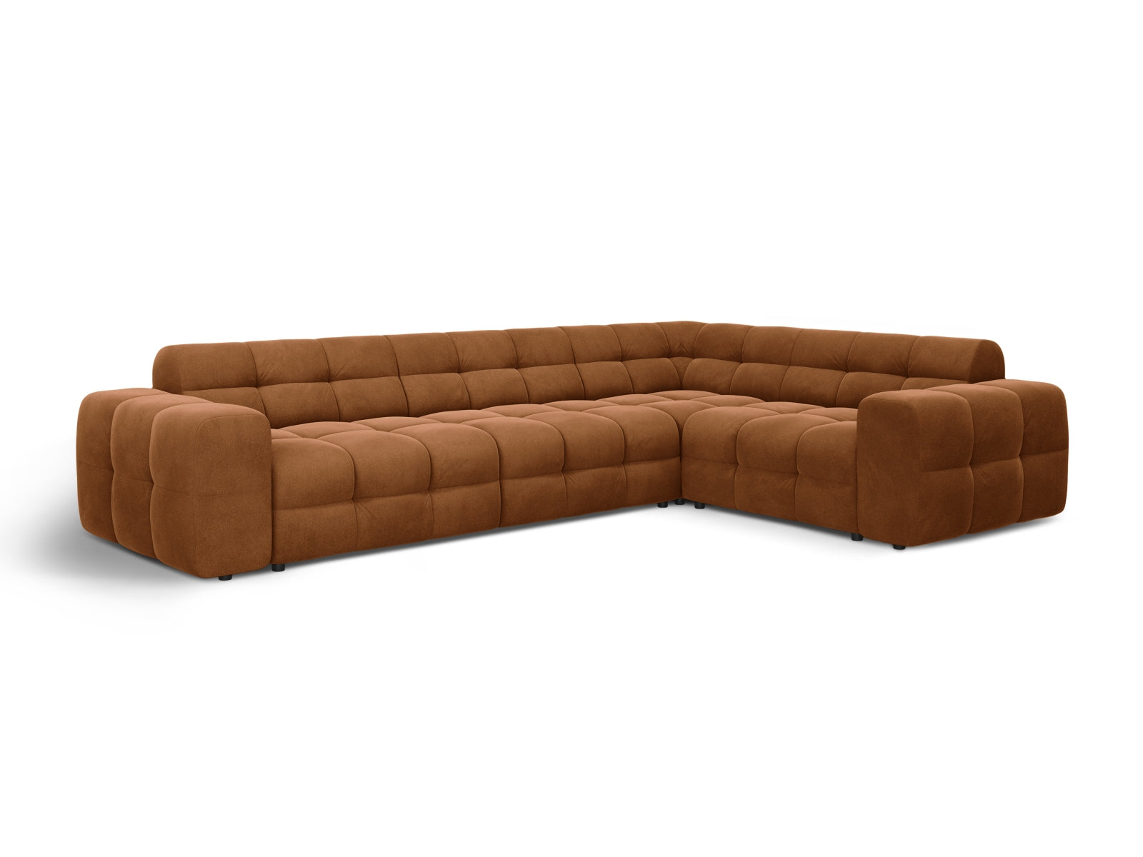 Modernes Kendal Velour Ecksofa in warmem Camel, perfekt für gesellige Abende. Geräumiges 6-Sitzer Modell von Micadoni für jeden Wohnstil.