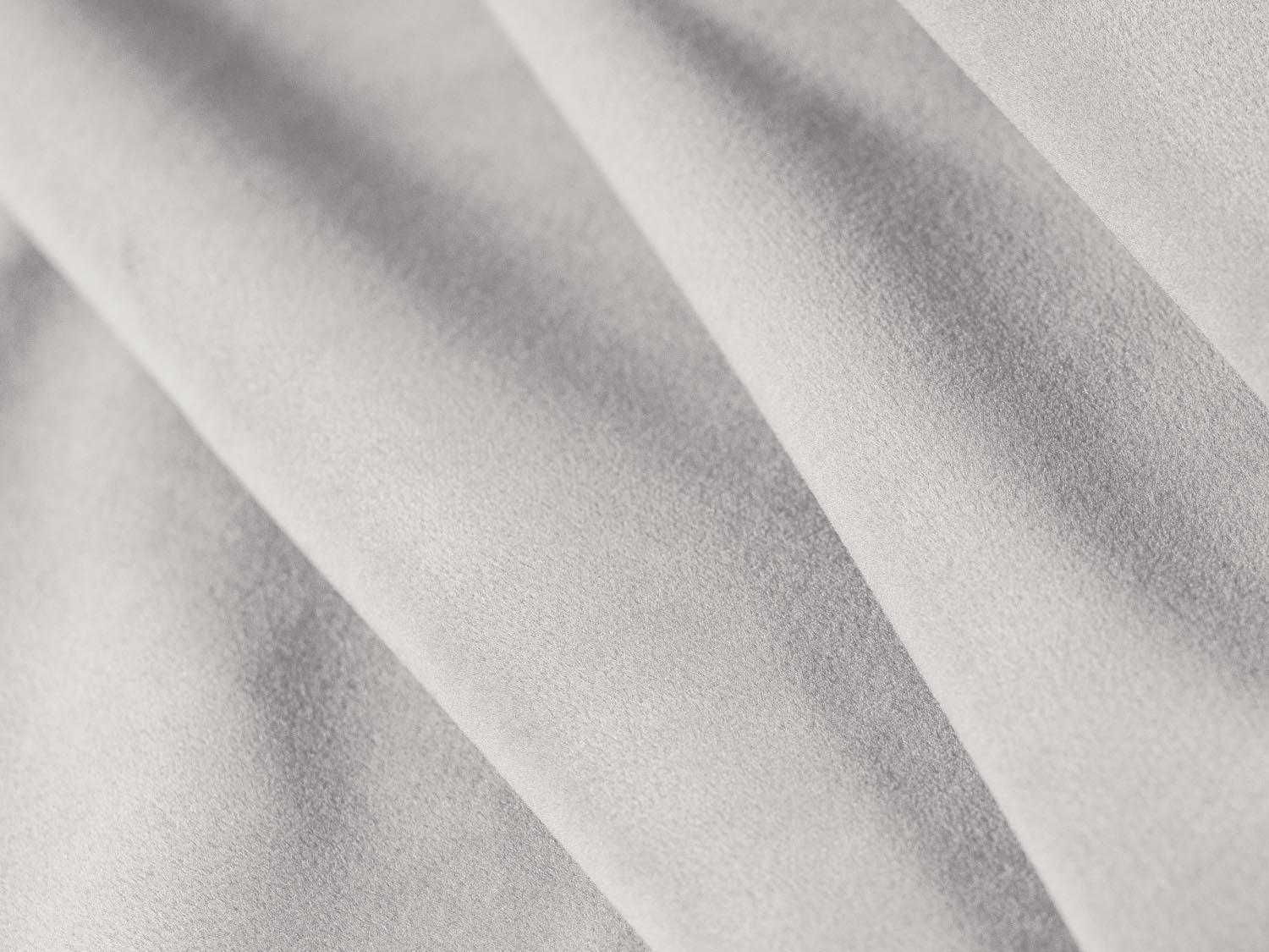 Stylisches Kendal Velour Ecksofa in sanftem Grau, perfekt für großzügige Wohnbereiche. 6-Sitzer von Micadoni vereint Komfort und modernes Design.