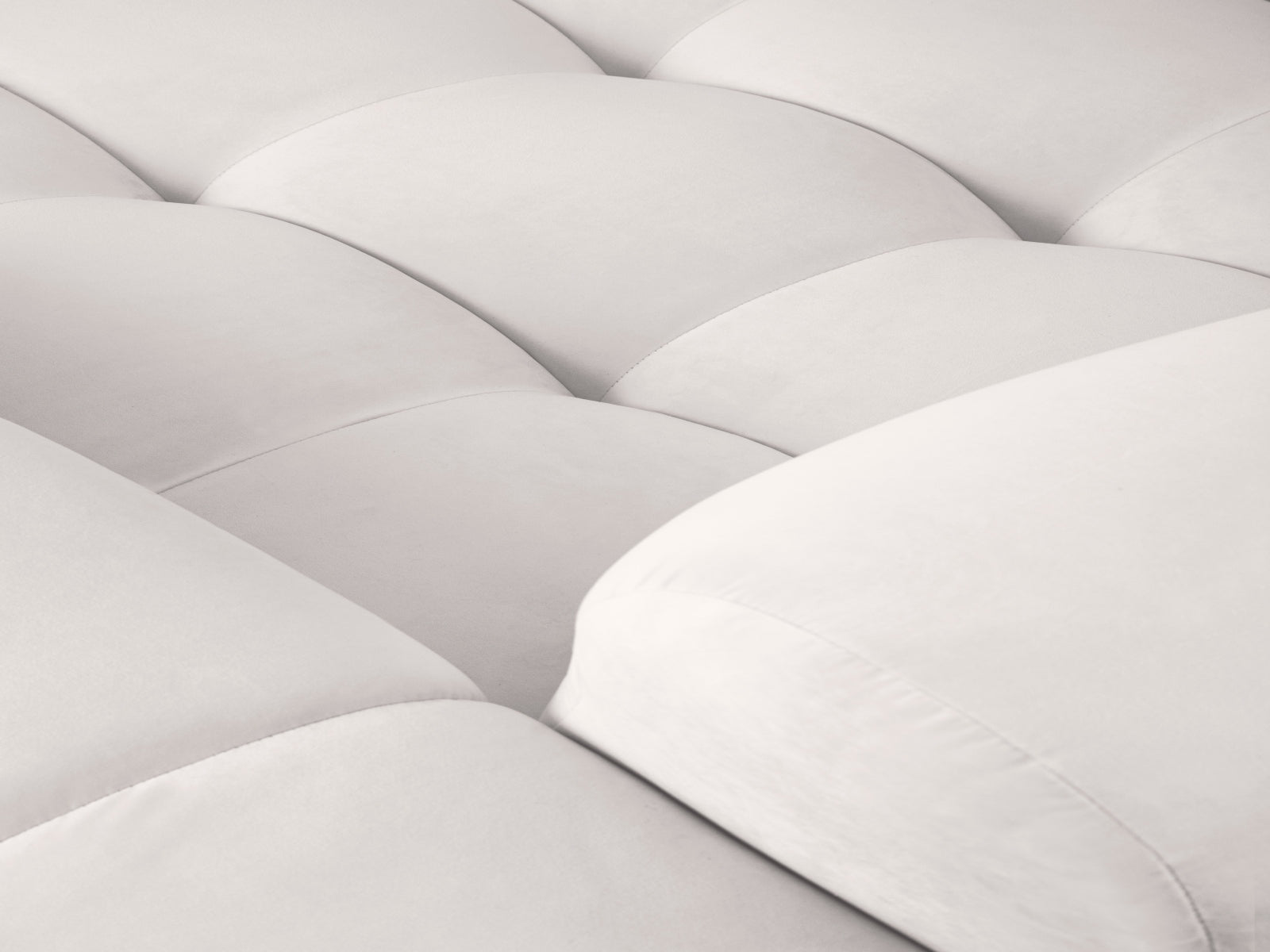 Elegantes Kendal Velour Ecksofa in dezentem Grau, ideal für große Räume. 6-Sitzer von Micadoni bietet eine harmonische Kombination aus Stil und Bequemlichkeit.