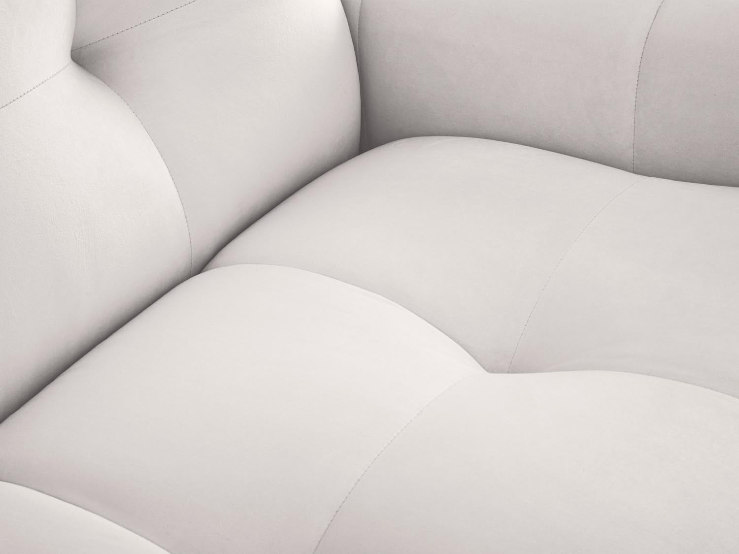 Modernes Kendal Velour Ecksofa in sanftem Grau, perfekt für gesellige Runden. 6-Sitzer von Micadoni vereint Komfort und zeitgemäßes Design.