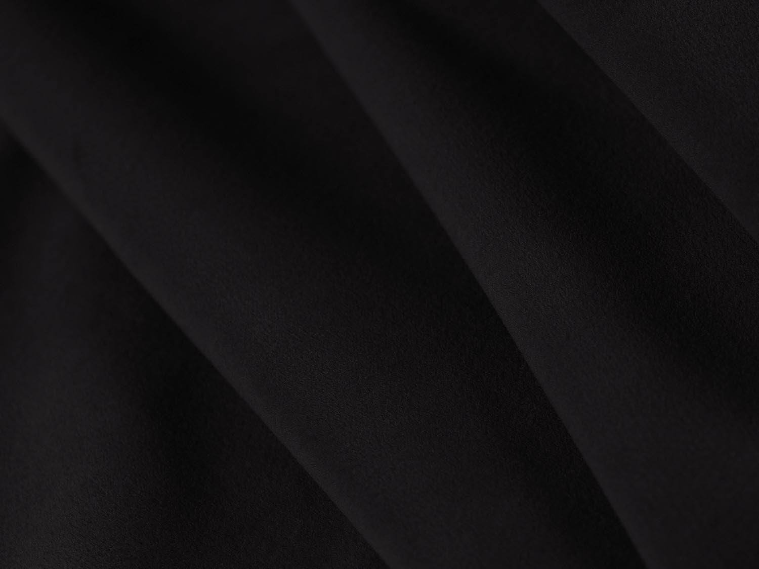 Luxuriöses Kendal Velour Ecksofa in edlem Schwarz, perfekt für großzügige Wohnzimmer. Komfortables 6-Sitzer Modell von Micadoni.