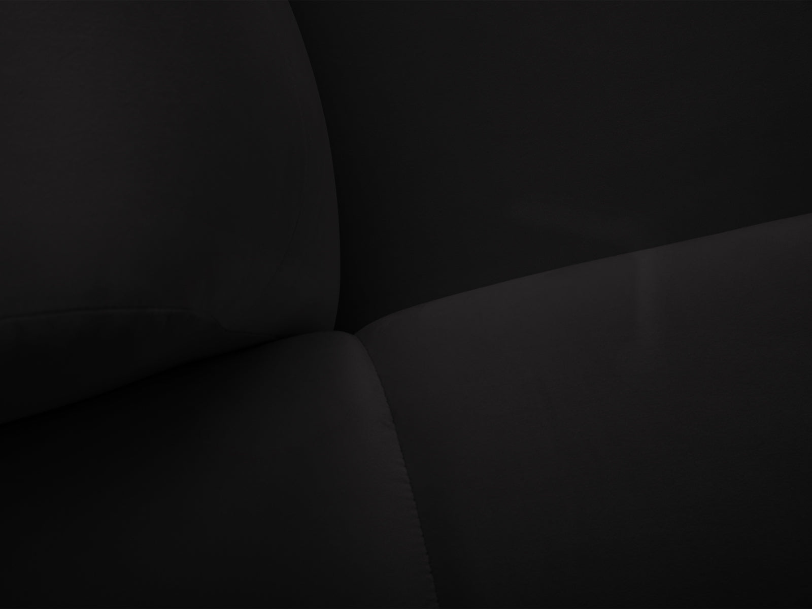 Elegantes Kendal Velour Ecksofa in luxuriösem Schwarz, ideal für moderne Wohnräume. Geräumiges 6-Sitzer Design von Micadoni.