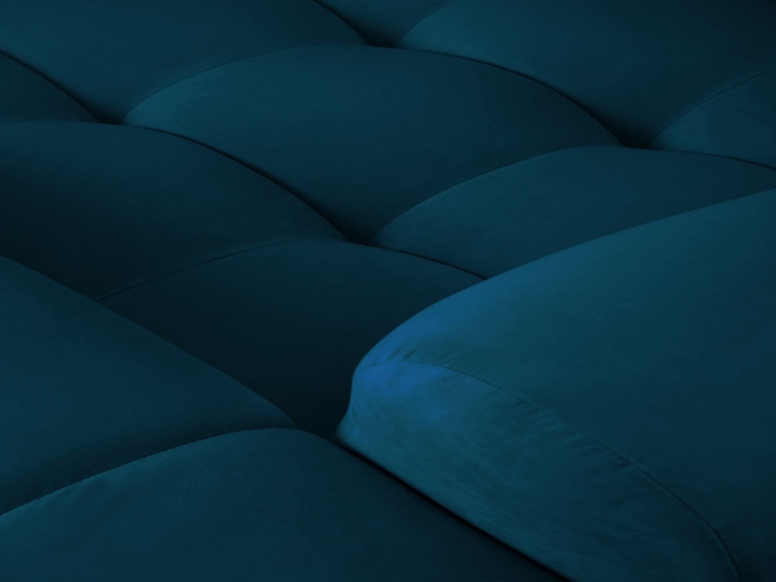 Elegantes Kendal Velour Ecksofa in tiefem Navy Blue, 6-Sitzer, ideal für stilvolle Wohnräume und gesellige Zusammenkünfte.