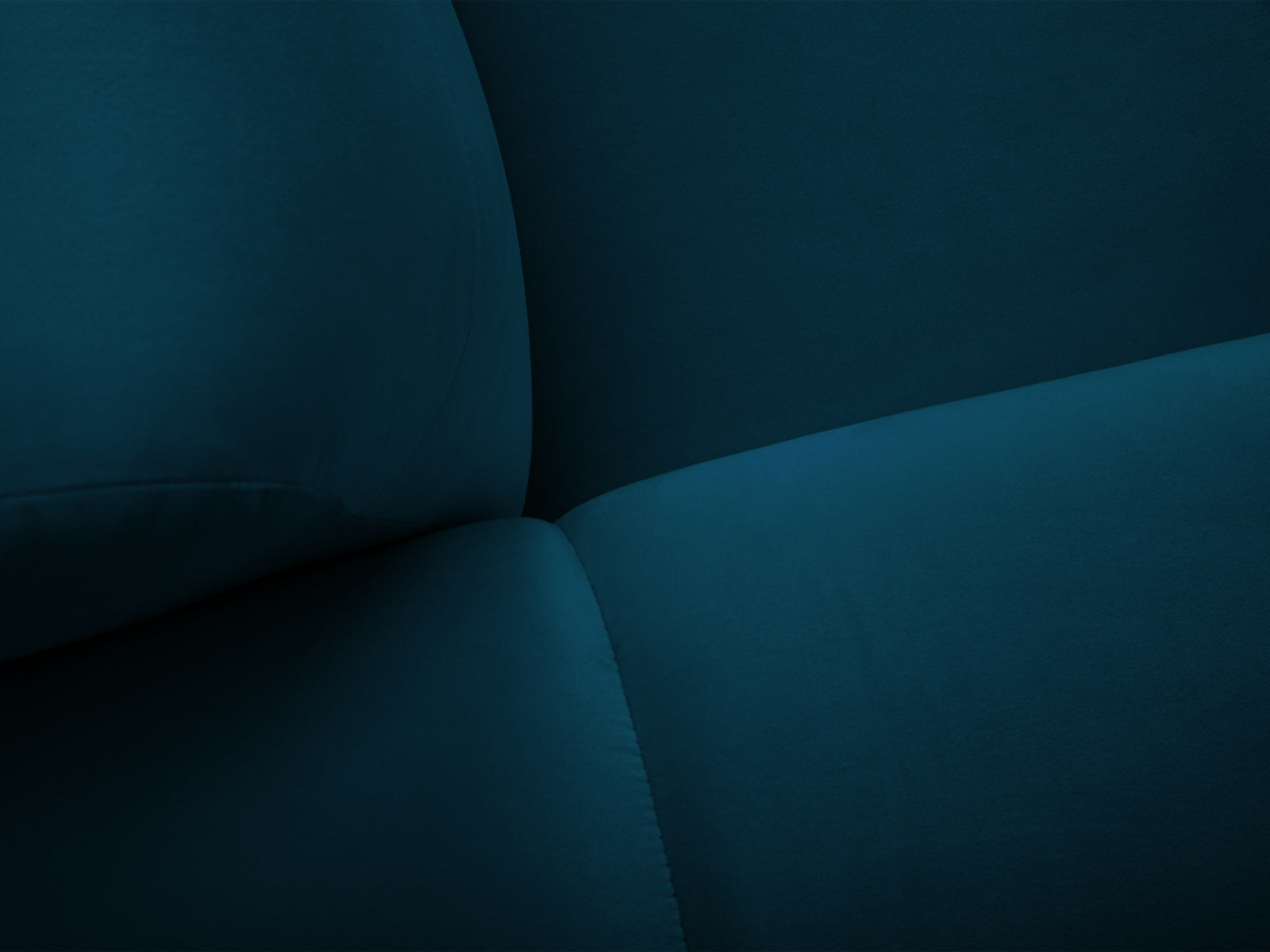 Elegantes Kendal Velour Ecksofa in tiefem Navy Blue, 6-Sitzer, ideal für entspannte Stunden und geschmackvolle Wohnräume.
