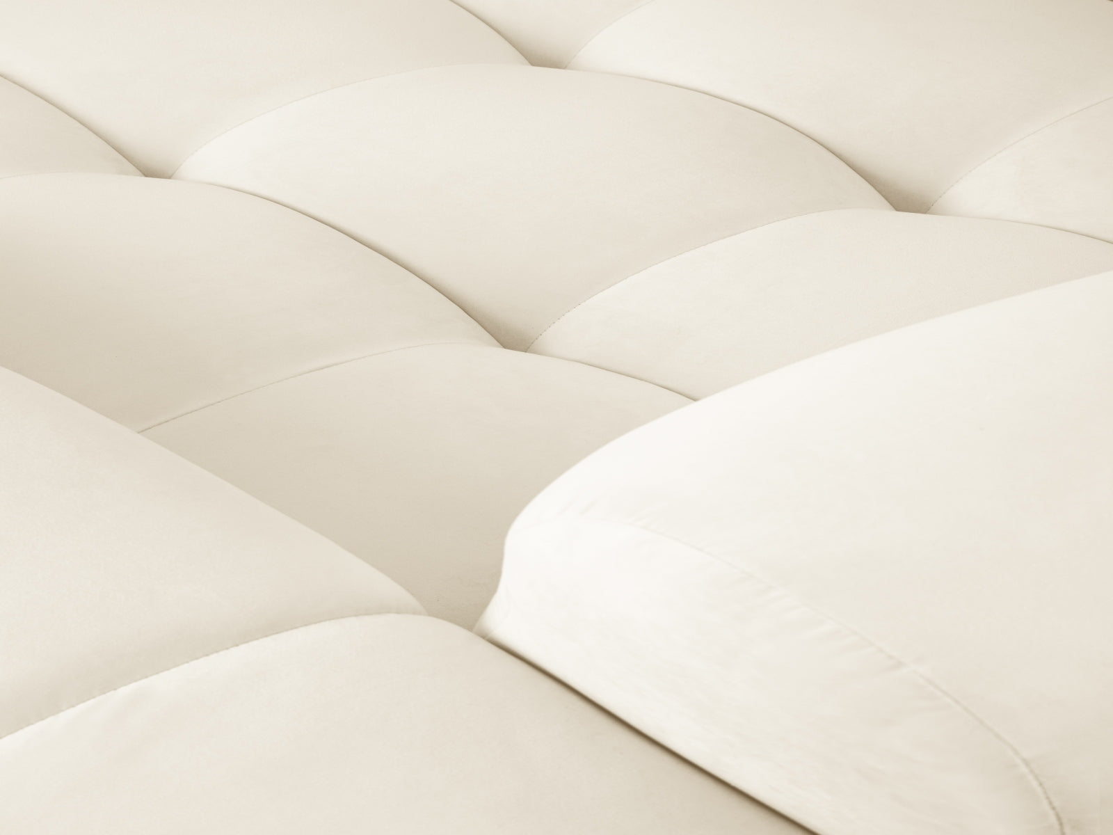 Elegantes Kendal Velour Ecksofa rechts für 6 Personen in luxuriösem Ivory-Magic Velvet, ideal für gemütliche und moderne Wohnräume.