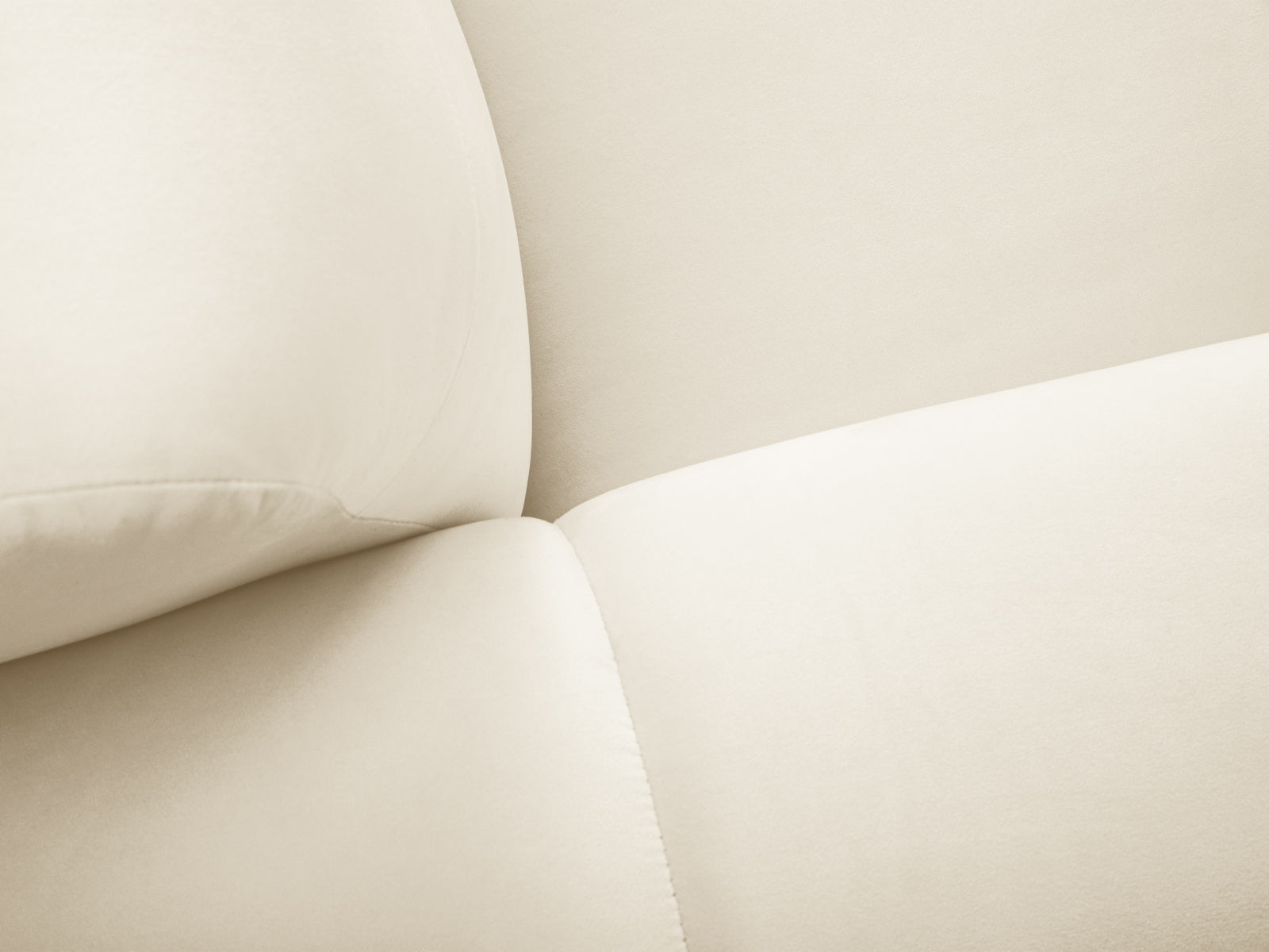 Elegantes Kendal Velour Ecksofa rechts für 6 Personen in luxuriösem Ivory-Magic Velvet, ideal für stilvolle Wohnräume.