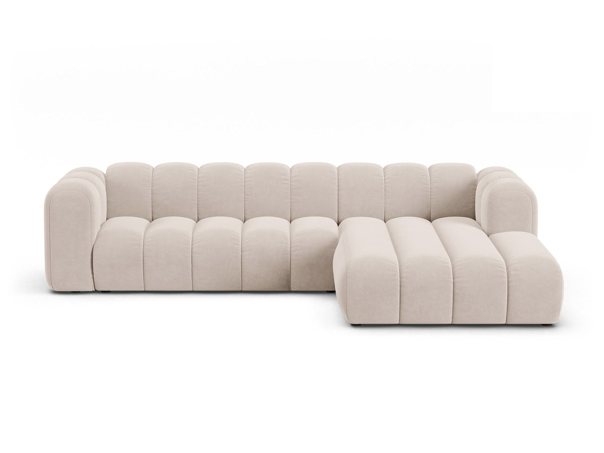 Linksseitig ausgerichtetes Ecksofa Lupine mit Samtbezug in leichtem Beige, schwarzen Kunststoffbeinen und tiefer Sitzfläche, Frontalansicht