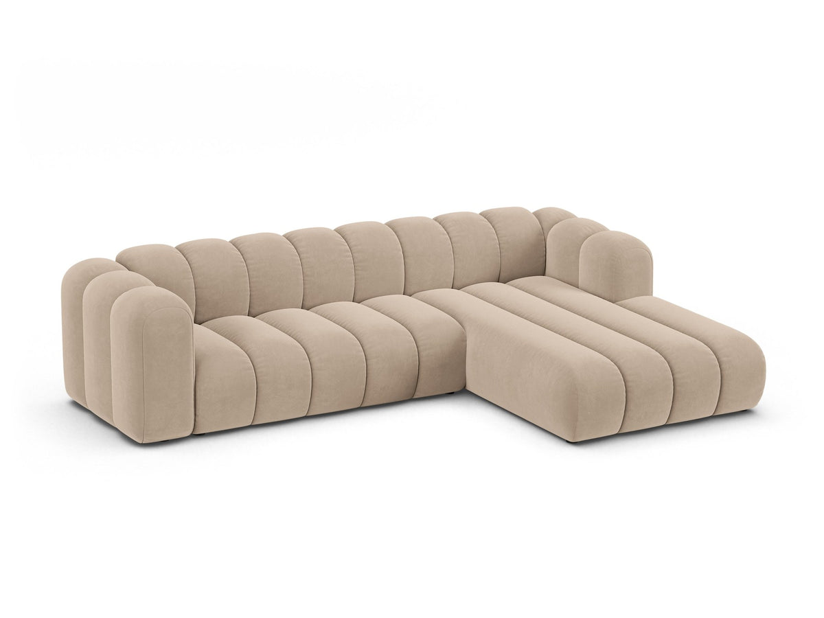 Linksseitig ausgerichtetes Ecksofa Lupine mit Samtbezug in leichtem Beige, schwarzen Kunststoffbeinen und tiefer Sitzfläche, Frontalansicht