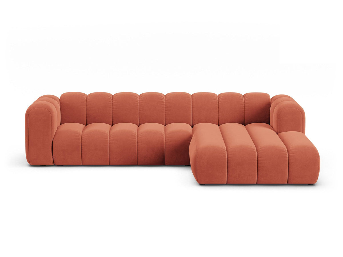 Linksseitig ausgerichtetes Ecksofa Lupine mit Samtbezug in leichtem Beige, schwarzen Kunststoffbeinen und tiefer Sitzfläche, Frontalansicht
