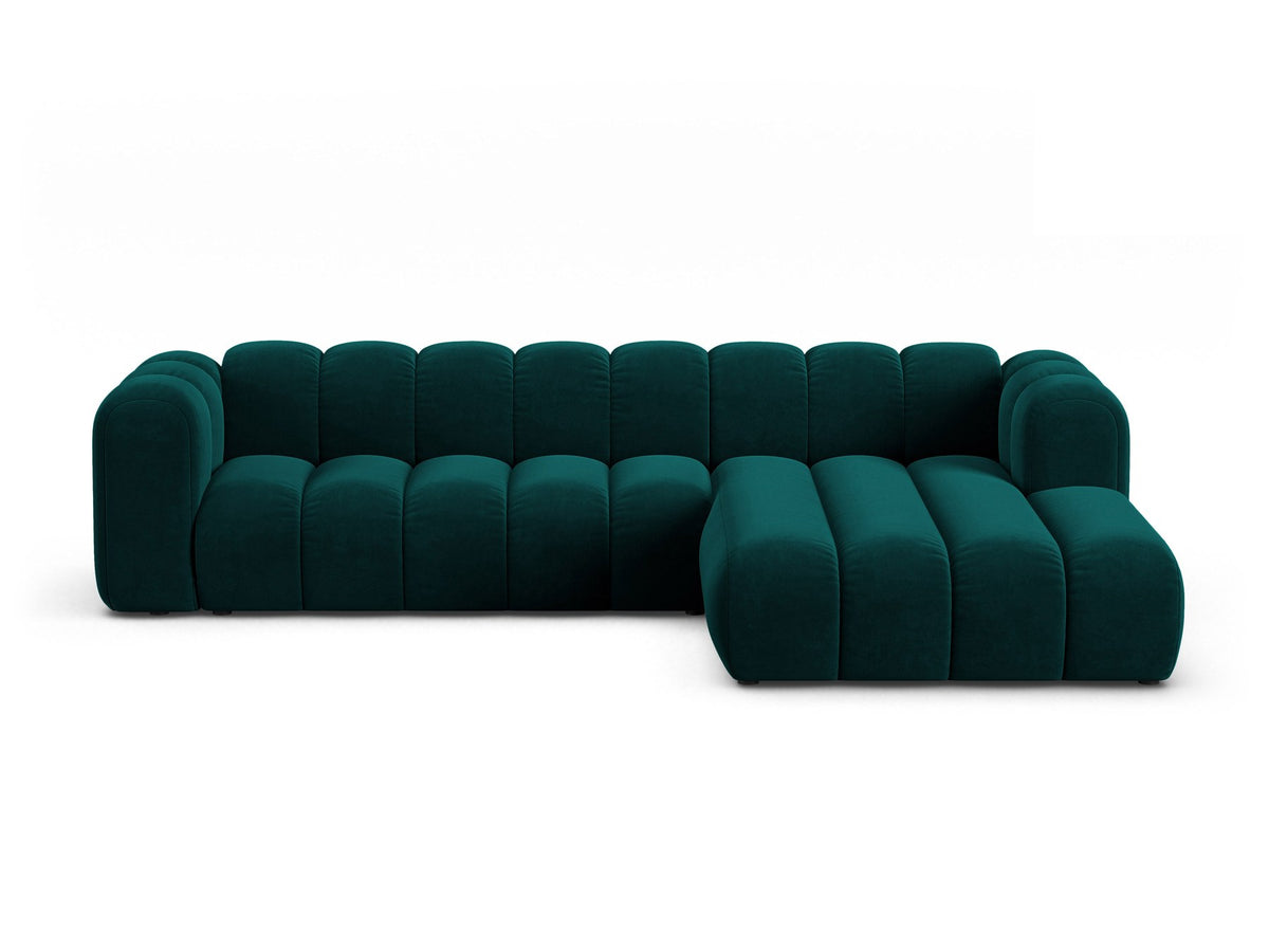 Linksseitig ausgerichtetes Ecksofa Lupine mit Samtbezug in leichtem Beige, schwarzen Kunststoffbeinen und tiefer Sitzfläche, Frontalansicht