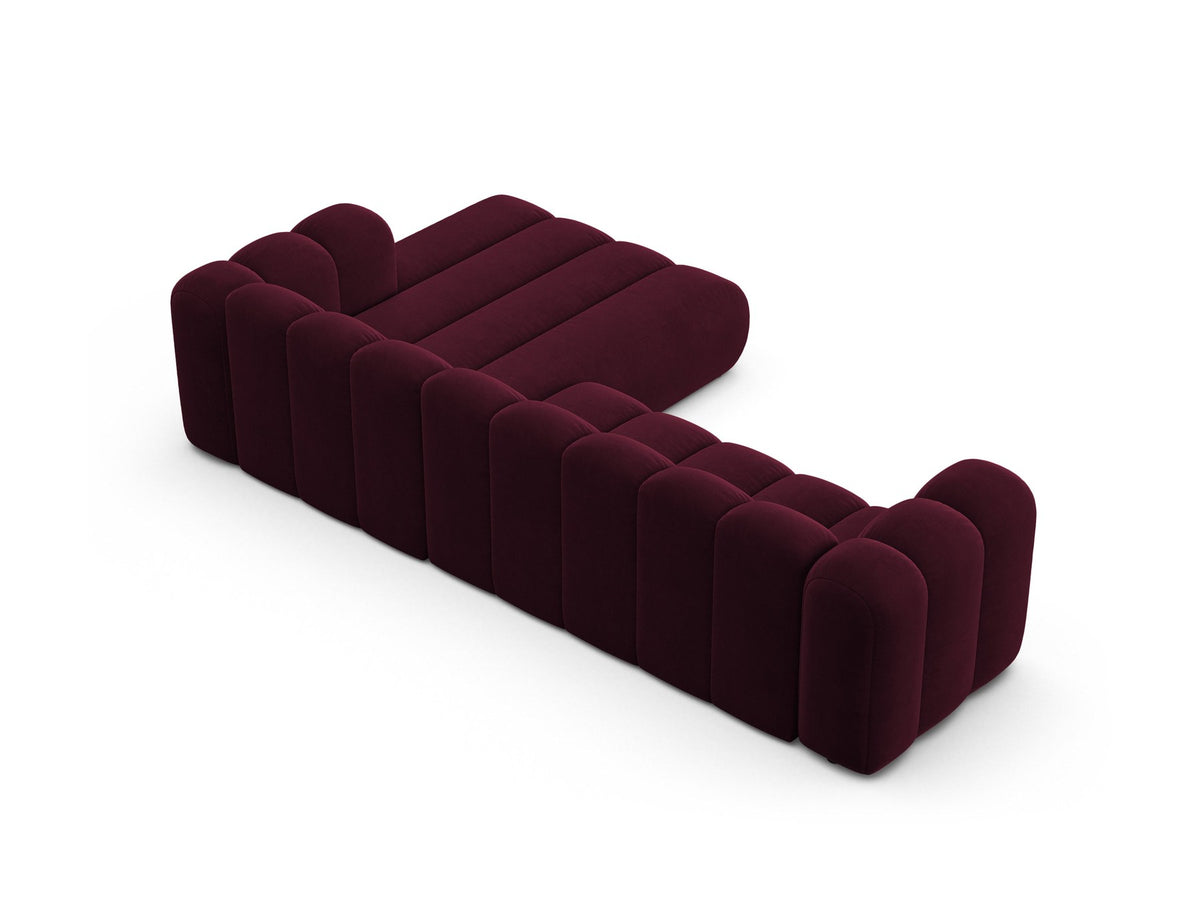 Linksseitig ausgerichtetes Ecksofa Lupine mit Samtbezug in leichtem Beige, schwarzen Kunststoffbeinen und tiefer Sitzfläche, Frontalansicht