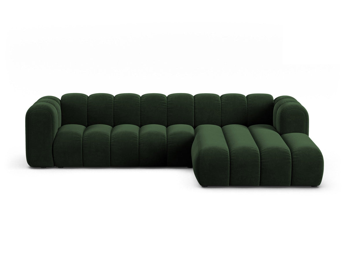 Linksseitig ausgerichtetes Ecksofa Lupine mit Samtbezug in leichtem Beige, schwarzen Kunststoffbeinen und tiefer Sitzfläche, Frontalansicht