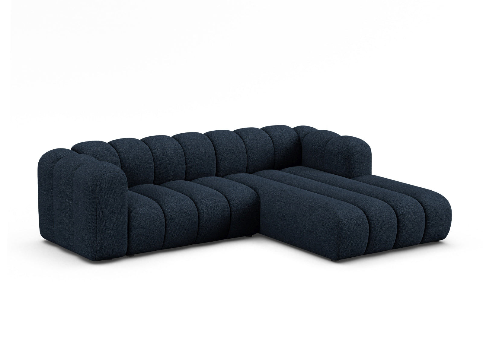 Elegantes Lupine Boucle Ecksofa in Dunkelblau, modular und komfortabel, ideal für stilvolle Wohnräume. 4-Sitzer von Micadoni.