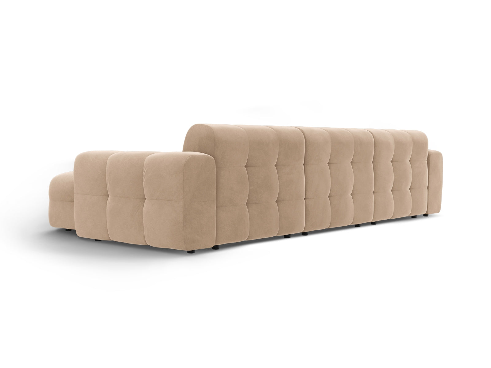 Elegantes Kendal Velour Ecksofa in warmem Almond Beige, ideal für stilvolle Wohnräume. Großzügiges 5-Sitzer Design von Micadoni.