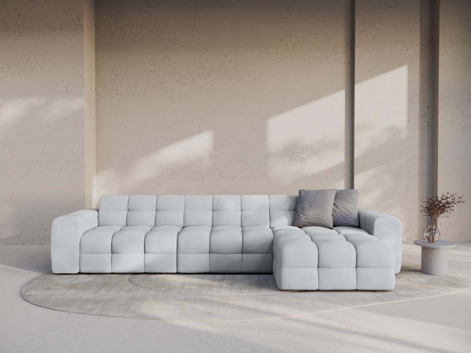 Stylisches Kendal Ecksofa rechts, 5-Sitzer in hellem Grau, ideal für moderne Wohnräume. Perfekte Kombination aus Komfort und Design.