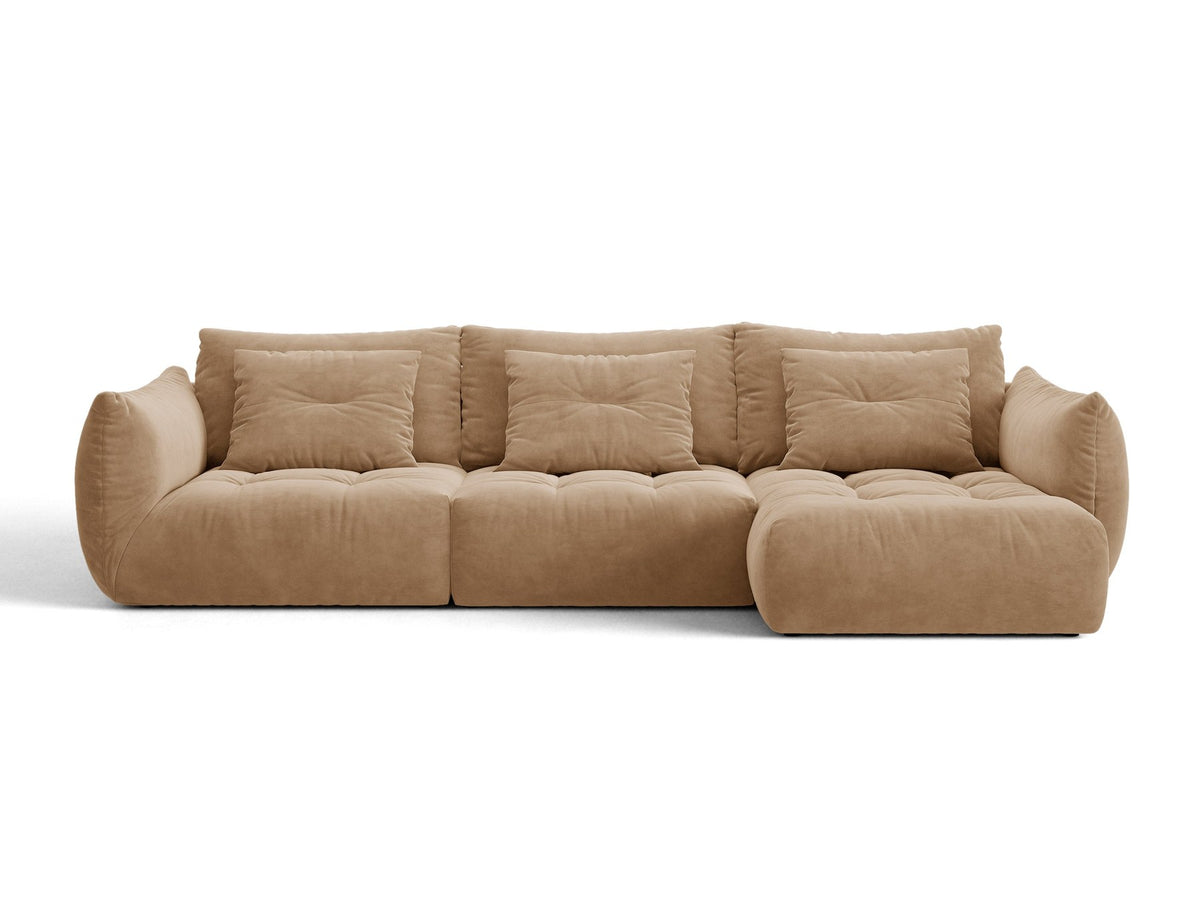 Beiges L-Sofa rechts Bloom von Micadoni mit Veloursstoff-Bezug Casino Pearl, schwarzen Kunststoffbeinen und sichtbarem Staufach unter der Sitzfläche.