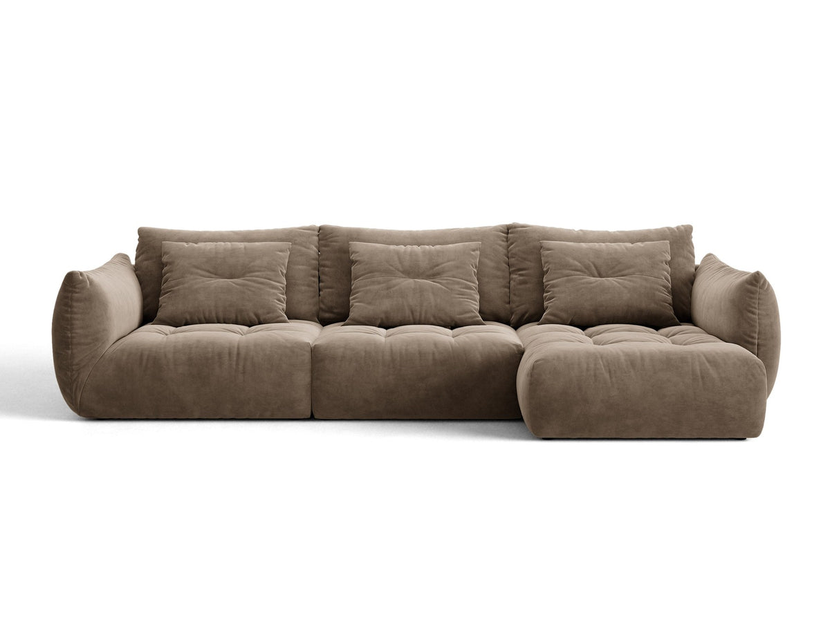 Beiges L-Sofa rechts Bloom von Micadoni mit Veloursstoff-Bezug Casino Pearl, schwarzen Kunststoffbeinen und sichtbarem Staufach unter der Sitzfläche.