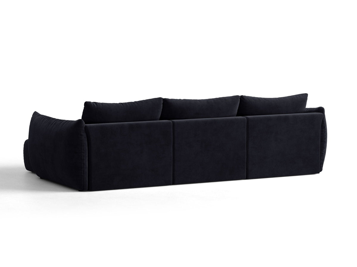 Beiges L-Sofa rechts Bloom von Micadoni mit Veloursstoff-Bezug Casino Pearl, schwarzen Kunststoffbeinen und sichtbarem Staufach unter der Sitzfläche.