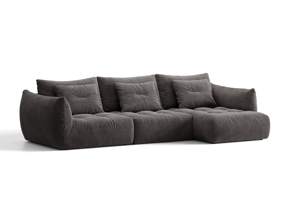 Beiges L-Sofa rechts Bloom von Micadoni mit Veloursstoff-Bezug Casino Pearl, schwarzen Kunststoffbeinen und sichtbarem Staufach unter der Sitzfläche.