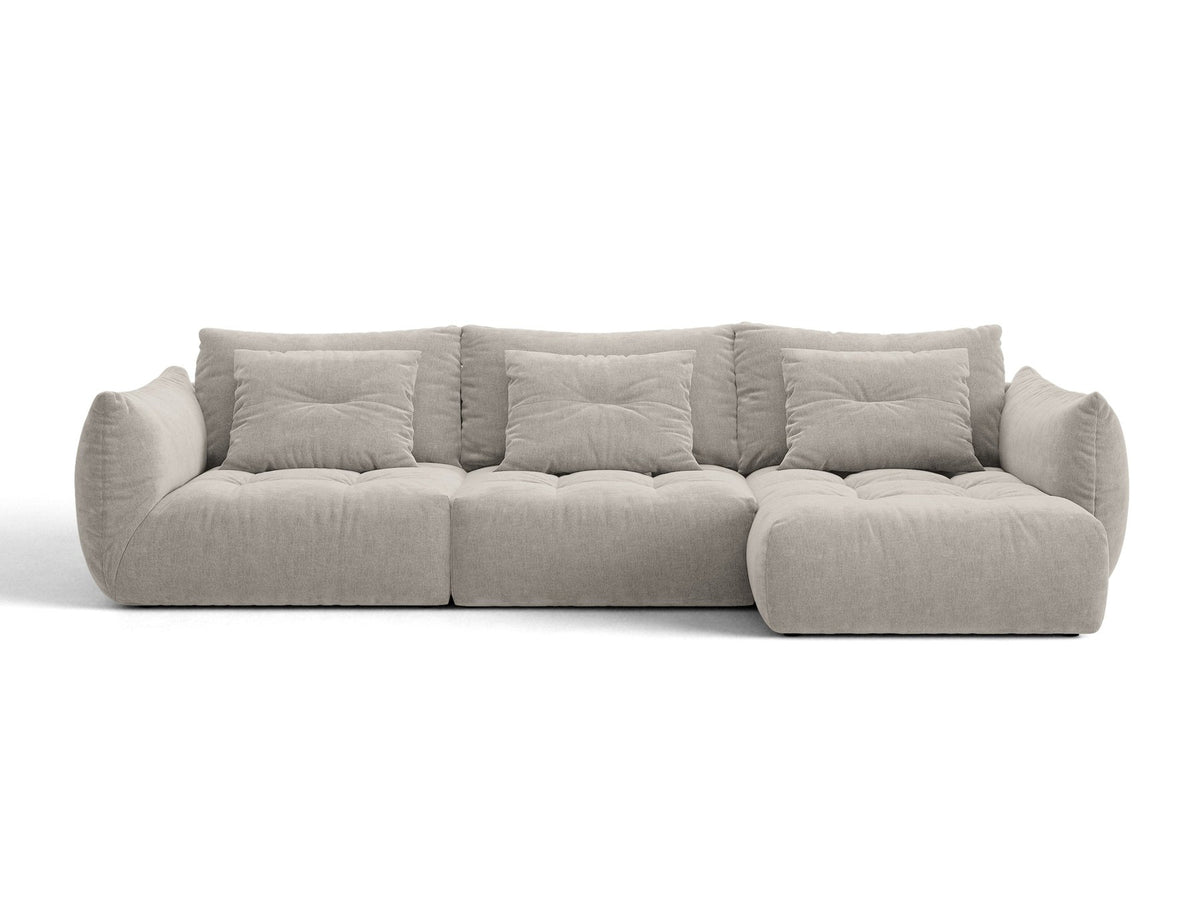 Beiges L-Sofa rechts Bloom von Micadoni mit Veloursstoff-Bezug Casino Pearl, schwarzen Kunststoffbeinen und sichtbarem Staufach unter der Sitzfläche.