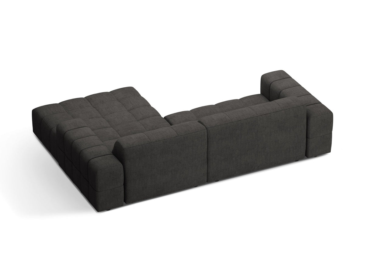Jennifer Linkes Ecksofa von Micadoni in leichtem Beige, L-Form rechts, bezogen mit Chenille-Stoff Eden 2 Pearl, schwarze Kunststoffbeine.