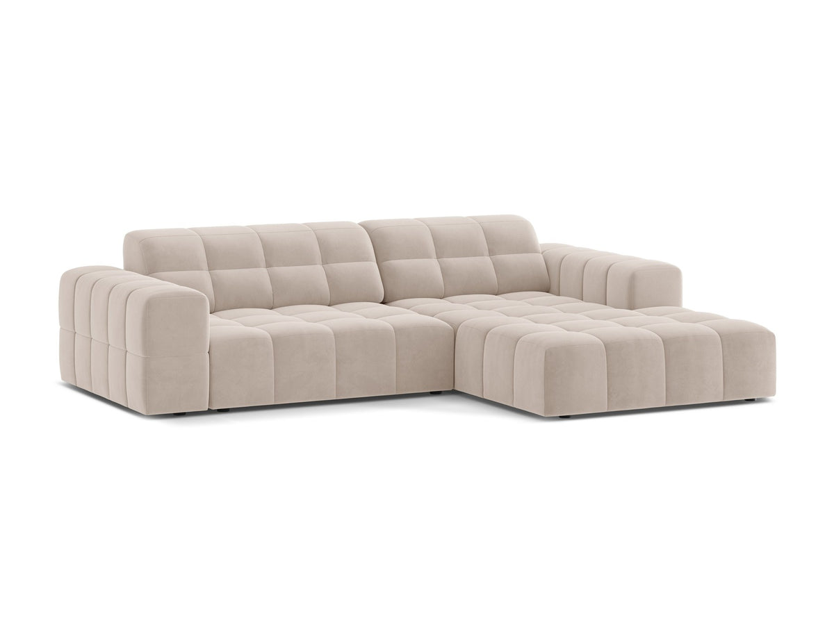 Jennifer Linkes Ecksofa von Micadoni in leichtem Beige, L-Form rechts, bezogen mit Chenille-Stoff Eden 2 Pearl, schwarze Kunststoffbeine.