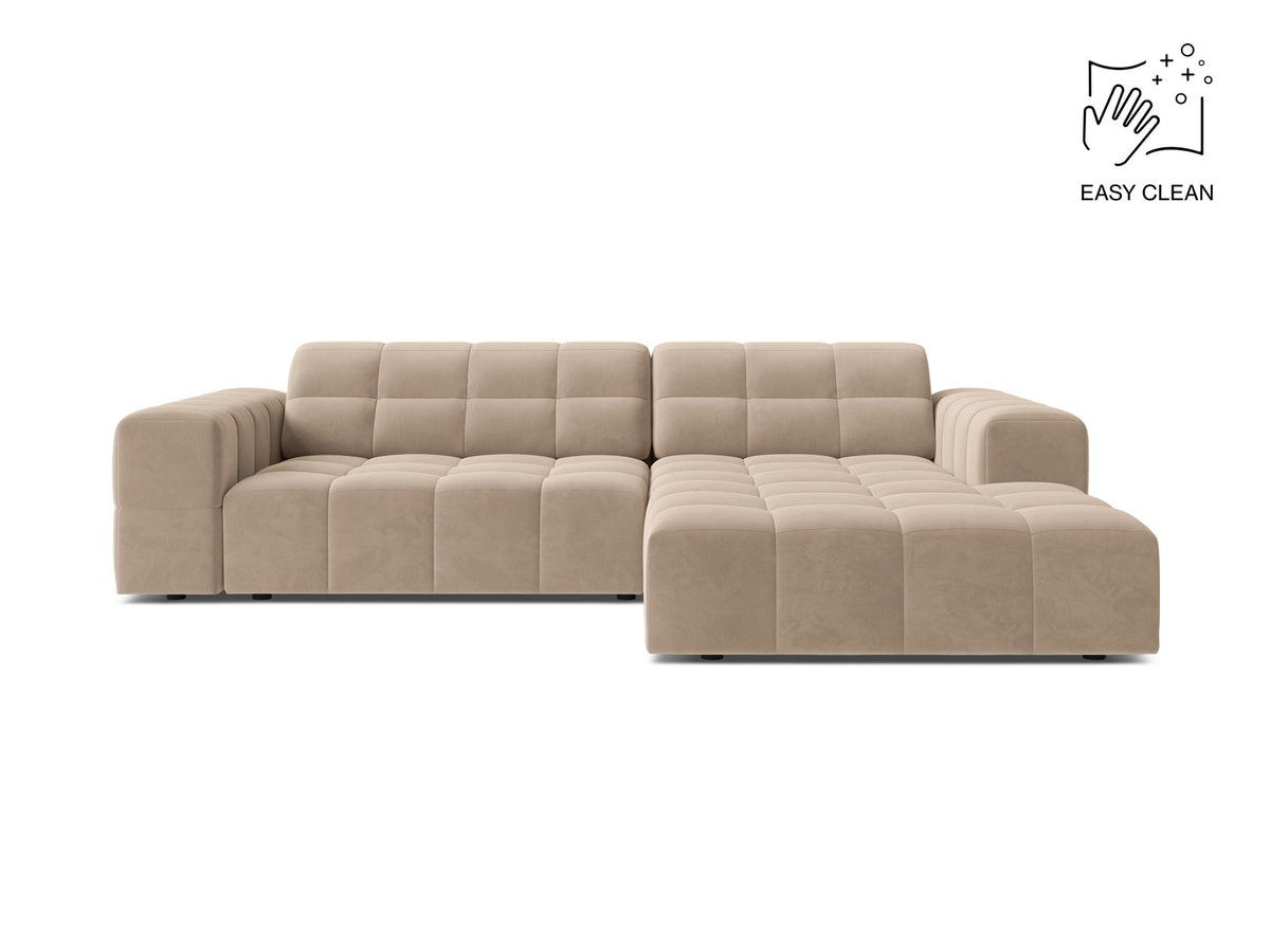 Jennifer Linkes Ecksofa von Micadoni in leichtem Beige, L-Form rechts, bezogen mit Chenille-Stoff Eden 2 Pearl, schwarze Kunststoffbeine.