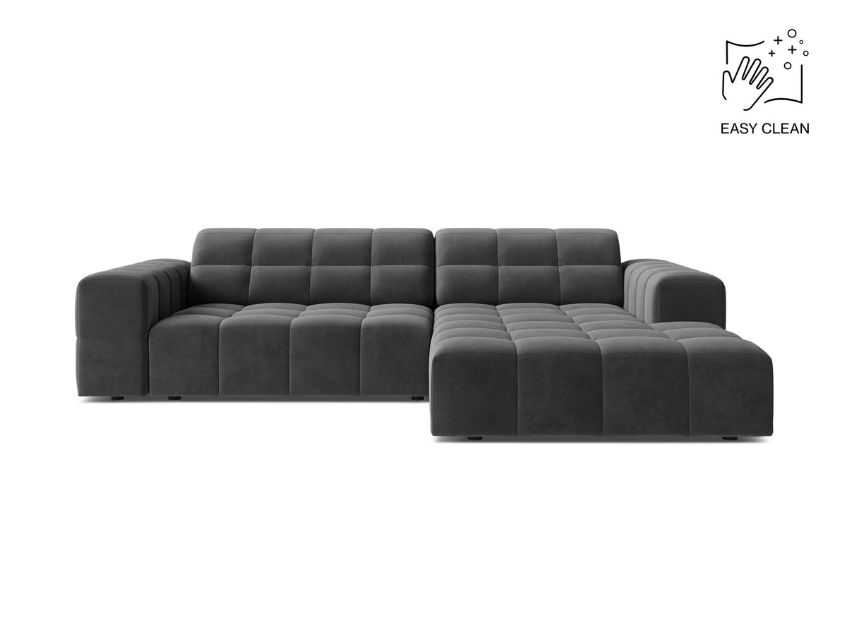 Jennifer Linkes Ecksofa von Micadoni in leichtem Beige, L-Form rechts, bezogen mit Chenille-Stoff Eden 2 Pearl, schwarze Kunststoffbeine.