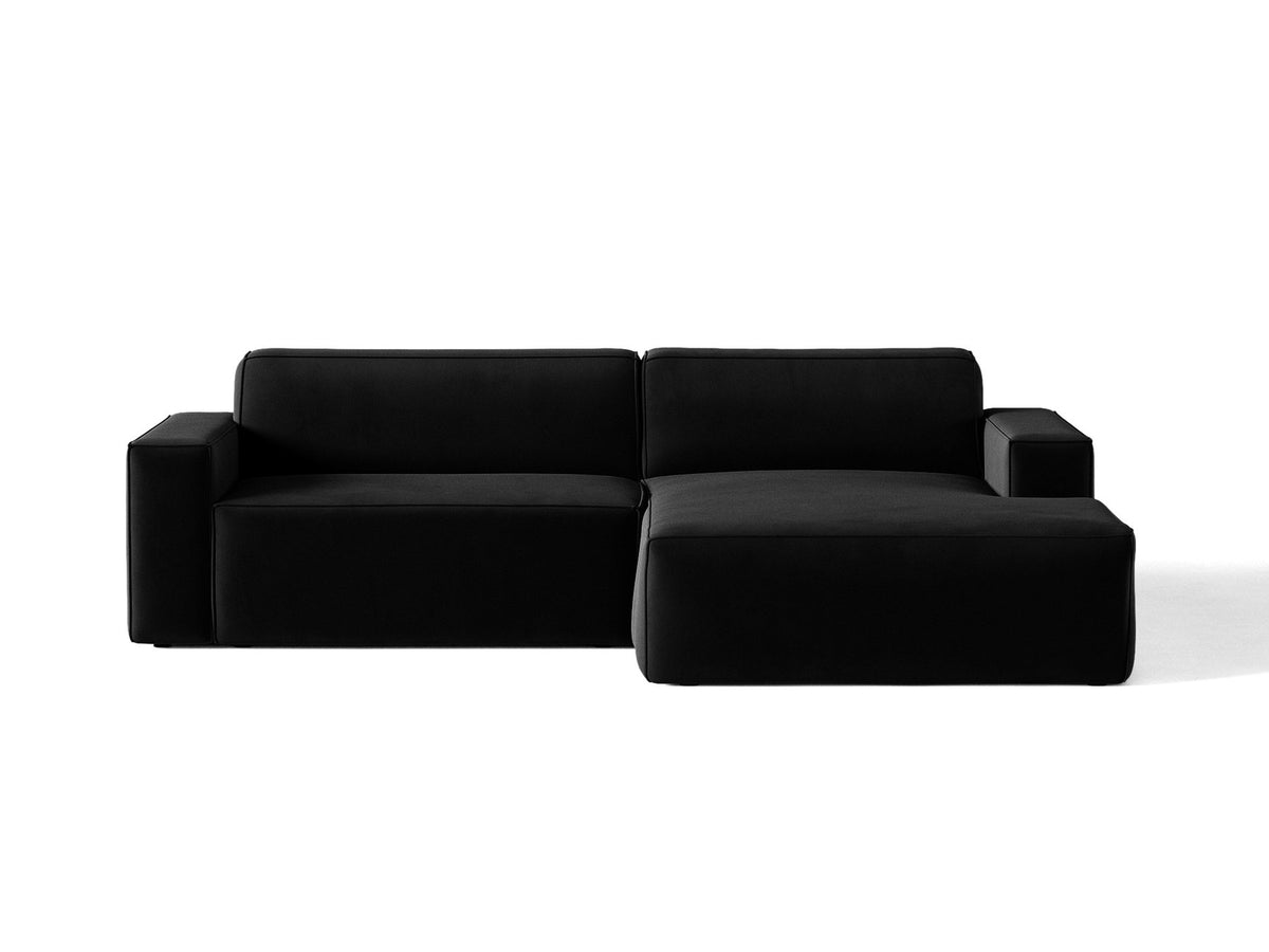 Ecksofa rechts Jodie von Micadoni in leichtem Beige mit Venus-Samtstoff, schwarzen Kunststoffbeinen und moderner modularer Form.