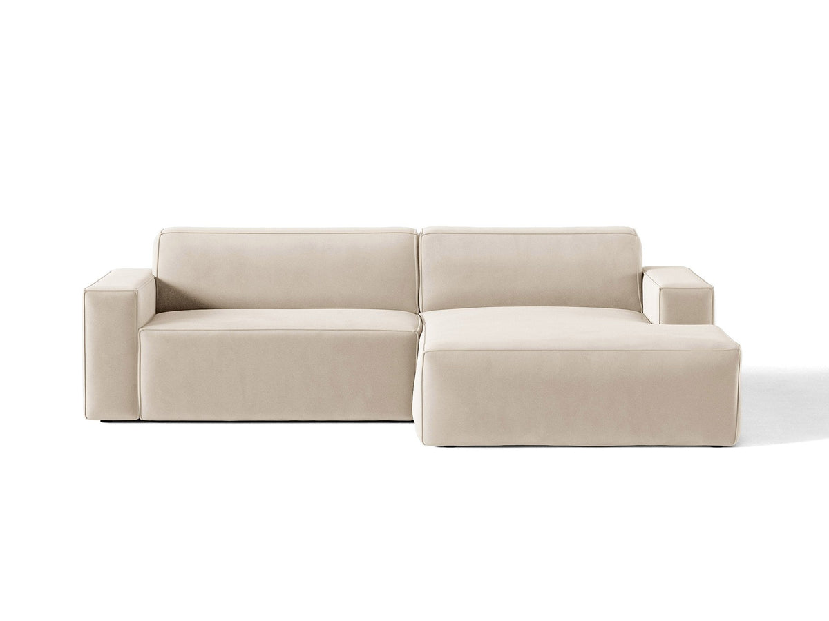 Ecksofa rechts Jodie von Micadoni in leichtem Beige mit Venus-Samtstoff, schwarzen Kunststoffbeinen und moderner modularer Form.
