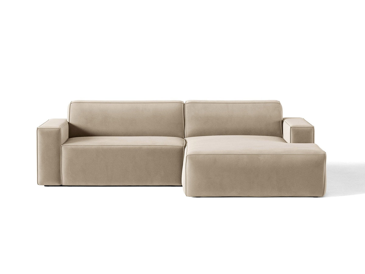 Ecksofa rechts Jodie von Micadoni in leichtem Beige mit Venus-Samtstoff, schwarzen Kunststoffbeinen und moderner modularer Form.