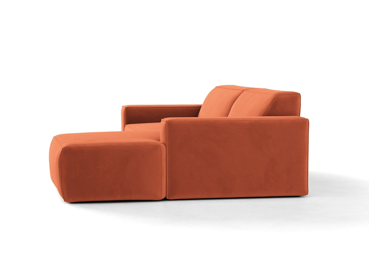 Ecksofa rechts Jodie von Micadoni in leichtem Beige mit Venus-Samtstoff, schwarzen Kunststoffbeinen und moderner modularer Form.
