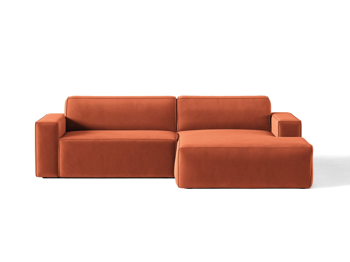 Ecksofa rechts Jodie von Micadoni in leichtem Beige mit Venus-Samtstoff, schwarzen Kunststoffbeinen und moderner modularer Form.