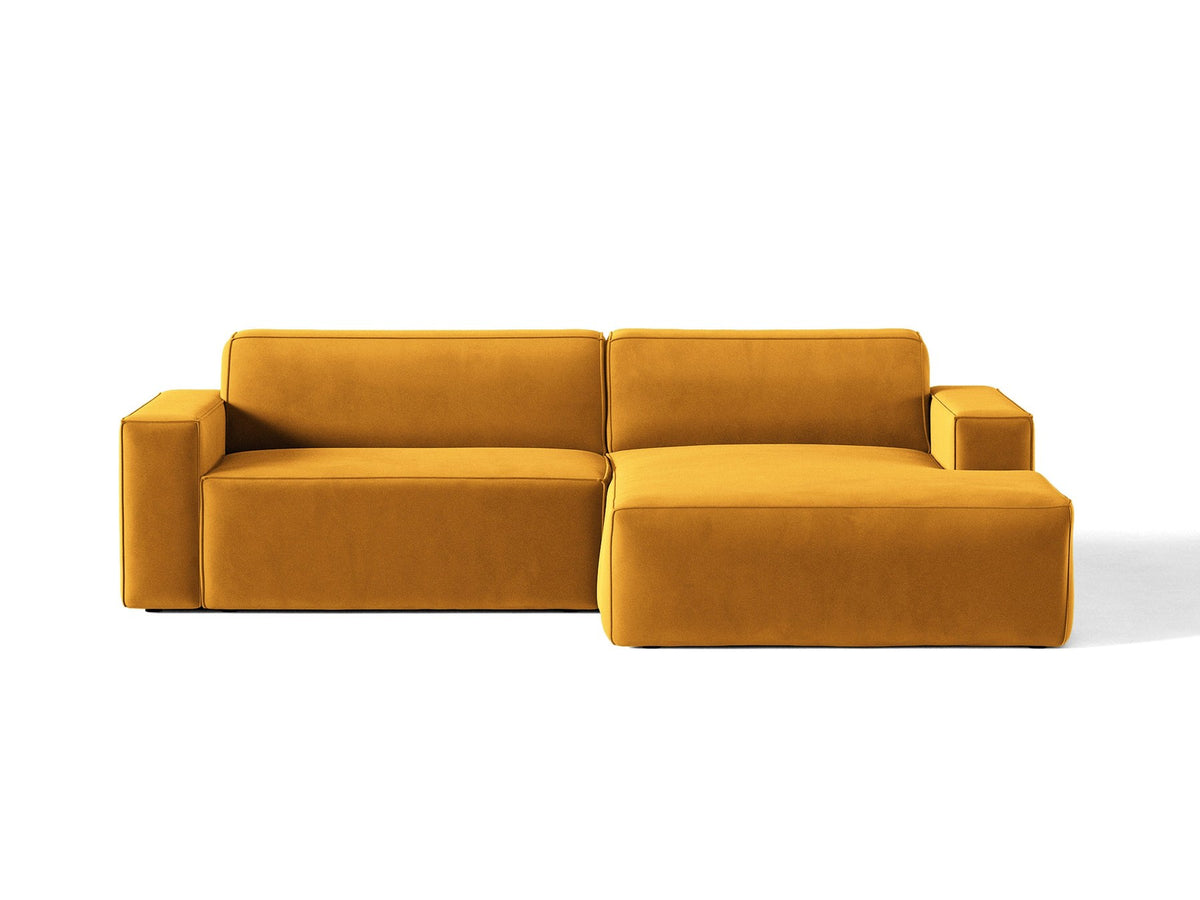 Ecksofa rechts Jodie von Micadoni in leichtem Beige mit Venus-Samtstoff, schwarzen Kunststoffbeinen und moderner modularer Form.