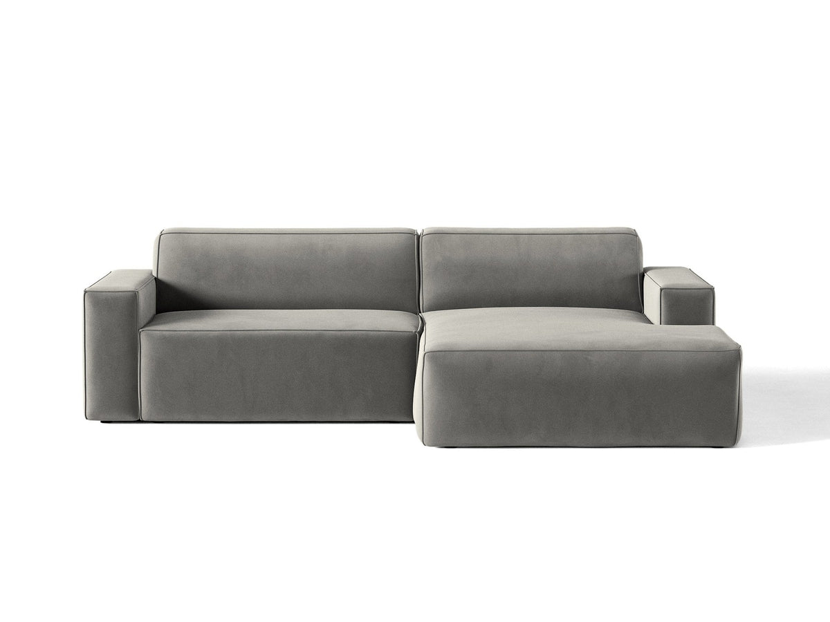 Ecksofa rechts Jodie von Micadoni in leichtem Beige mit Venus-Samtstoff, schwarzen Kunststoffbeinen und moderner modularer Form.