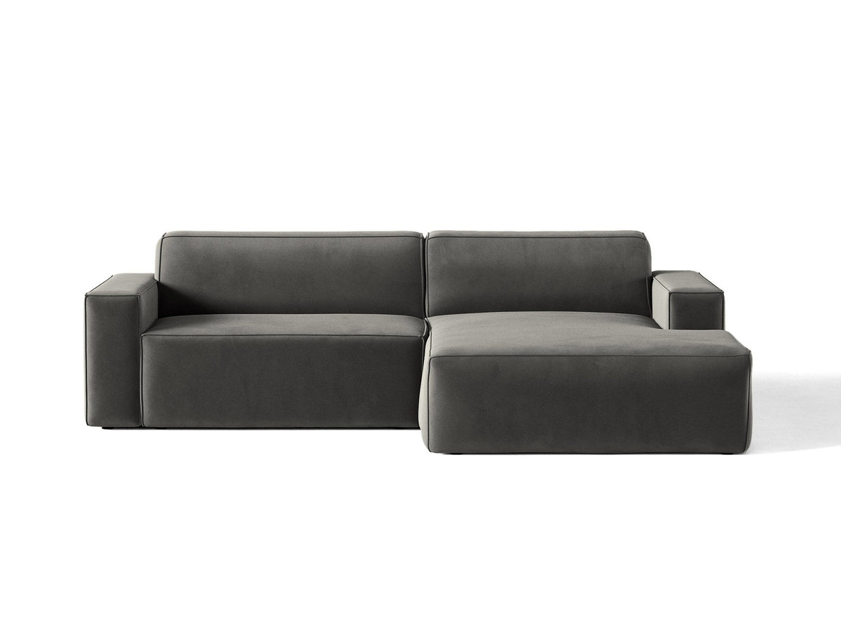 Ecksofa rechts Jodie von Micadoni in leichtem Beige mit Venus-Samtstoff, schwarzen Kunststoffbeinen und moderner modularer Form.