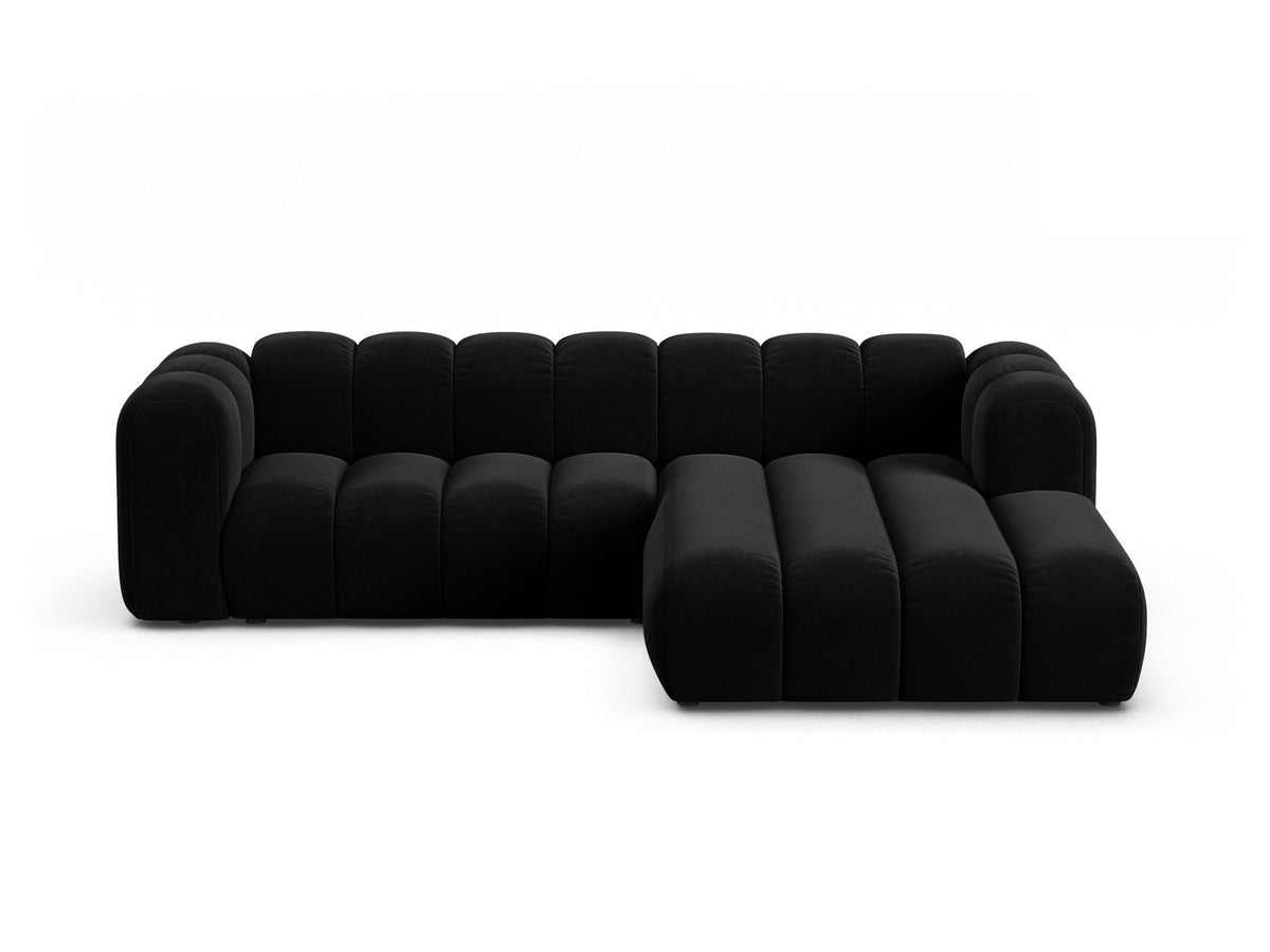 Modulares Ecksofa in leichtem Beige mit Venus-Samtstoff, schwarzen Kunststoffbeinen und einer Sitzbreite von 210 cm, Hersteller Micadoni.