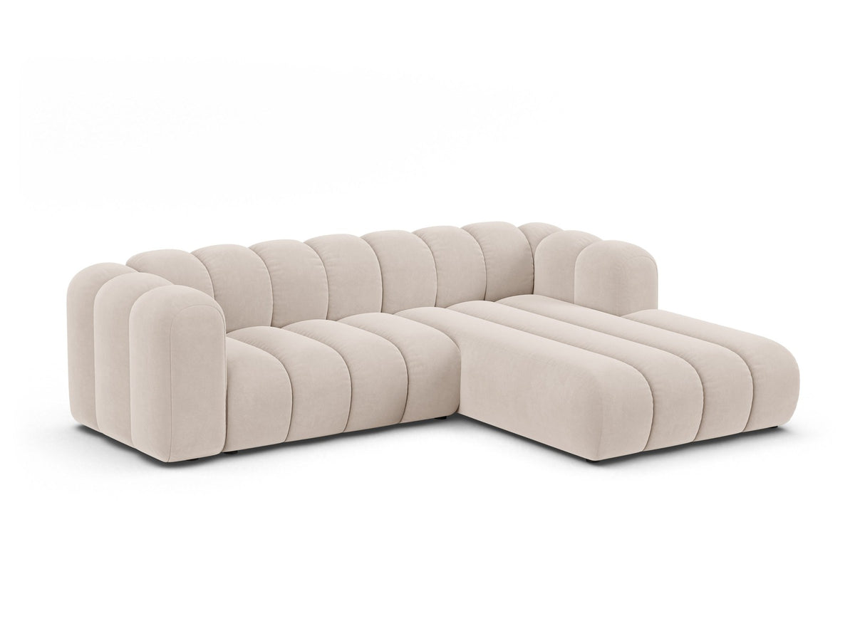 Modulares Ecksofa in leichtem Beige mit Venus-Samtstoff, schwarzen Kunststoffbeinen und einer Sitzbreite von 210 cm, Hersteller Micadoni.