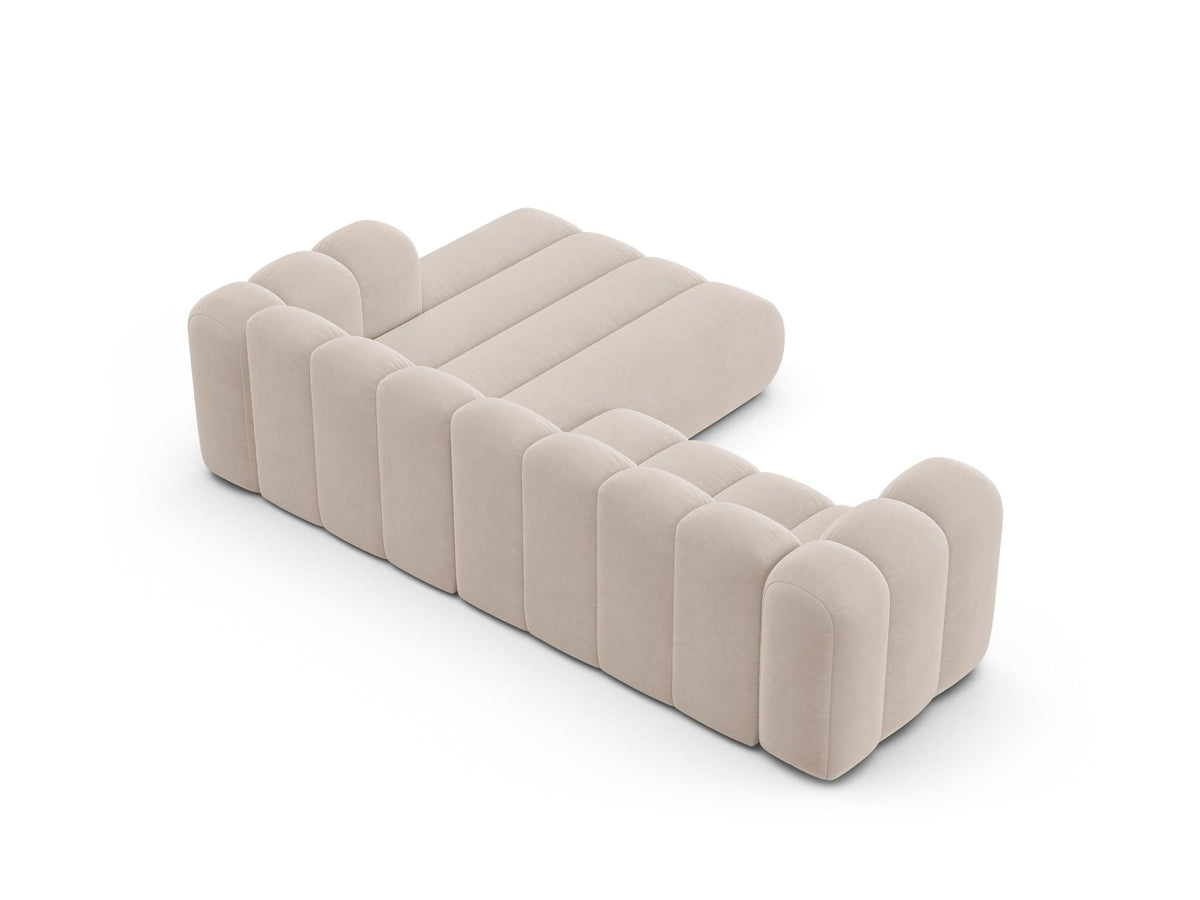 Modulares Ecksofa in leichtem Beige mit Venus-Samtstoff, schwarzen Kunststoffbeinen und einer Sitzbreite von 210 cm, Hersteller Micadoni.