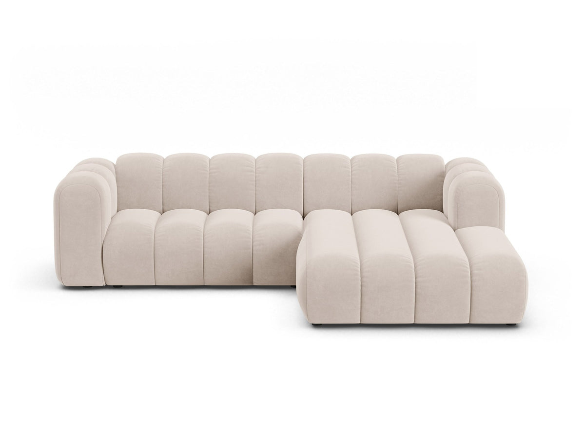 Modulares Ecksofa in leichtem Beige mit Venus-Samtstoff, schwarzen Kunststoffbeinen und einer Sitzbreite von 210 cm, Hersteller Micadoni.