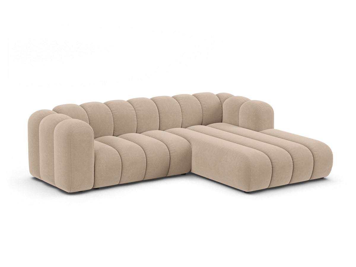 Modulares Ecksofa in leichtem Beige mit Venus-Samtstoff, schwarzen Kunststoffbeinen und einer Sitzbreite von 210 cm, Hersteller Micadoni.