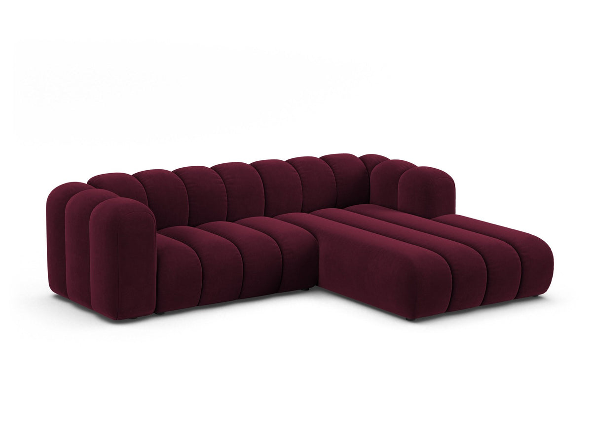 Modulares Ecksofa in leichtem Beige mit Venus-Samtstoff, schwarzen Kunststoffbeinen und einer Sitzbreite von 210 cm, Hersteller Micadoni.