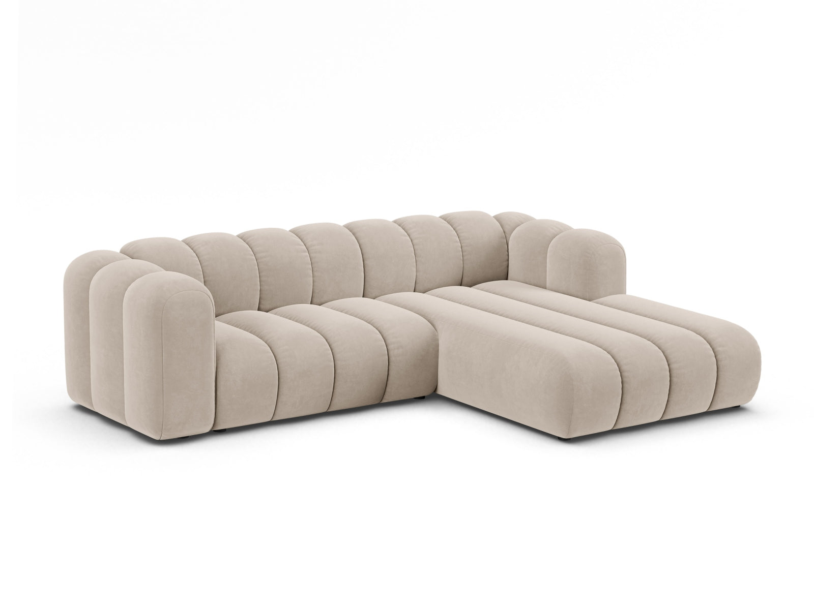 Beige Velour Ecksofa von Micadoni, modular und elegant, ideal für stilvolle Wohnräume, präsentiert als 4-Sitzer mit rechter Ecke.