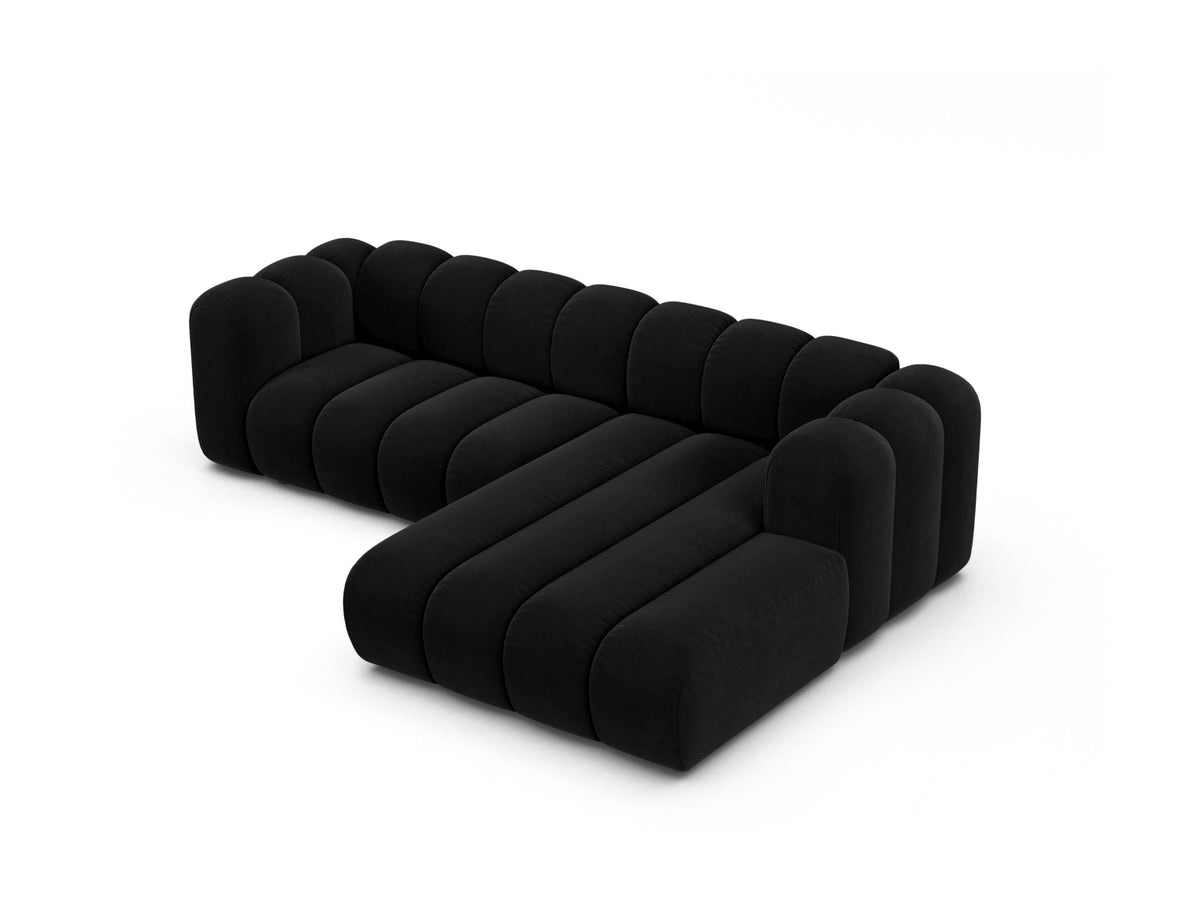 Lupine Velour Modular Ecksofa rechts 4 Sitzer in Black-Salvador präsentiert im Onlineshop von KAQTU Design AG. L-Sofa rechts ist von Micadoni