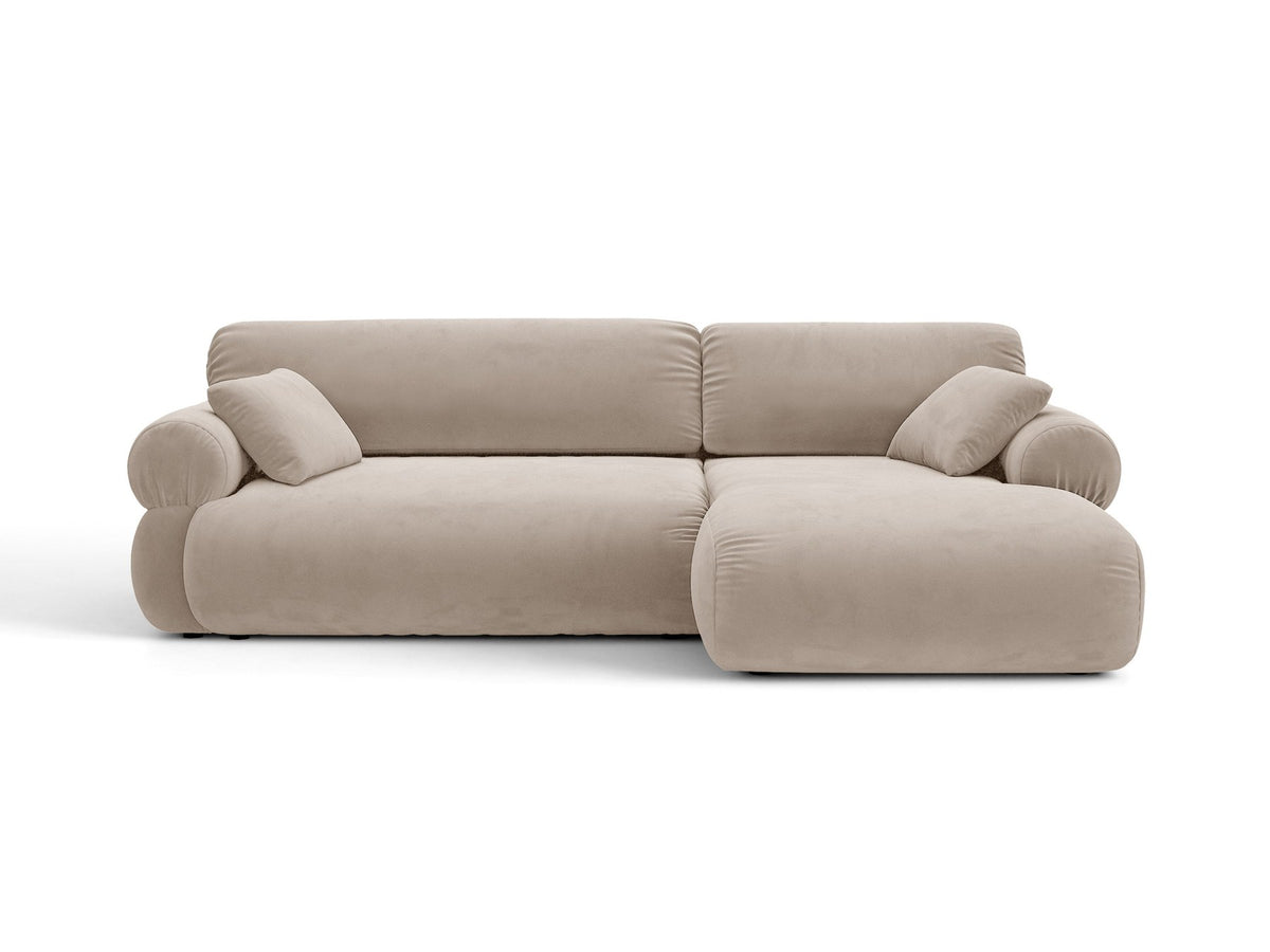 Beiges L-Sofa Ophelia von Micadoni mit Liberty-Stoffbezug, schwarzen Kunststoffbeinen und niedriger Rückenlehne, Ausrichtung rechts.
